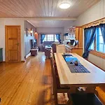 4 Bedroom Amazing In Dom wakacyjny *